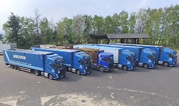LKW-Fuhrpark von Arbospan mit mehreren Sattelzügen